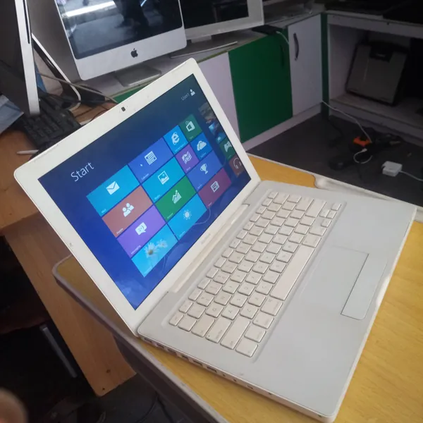 Apple Macbook A1181, 2gb Ram, 160gb HDD, Mac Os & Windows Installed