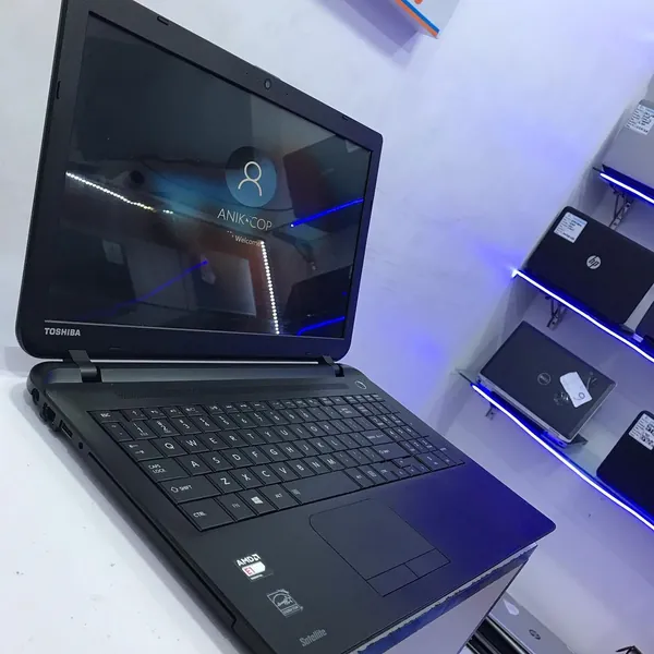 Toshiba Satellite C55D-B core 2 4GB Ram 320GB HDD 1.00GHz