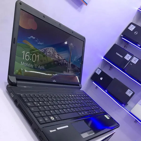 UK Used: Fujitsu FMVA533BA Laptop Core i3 4GB Ram 320GB HDD