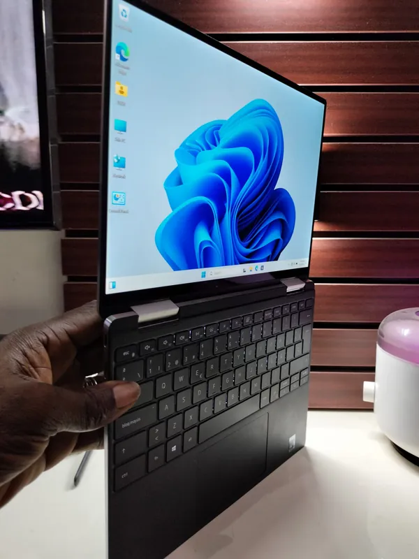 Dell XPS 13 9310 2in1 11th Gen. Intel Core i7 512GB SSD 16GB RAM Integrated Xe Graphics HDMI keyboard Light- touchscreen