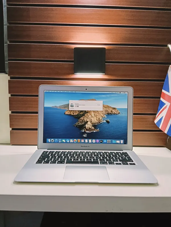 Apple MacBook AirLaptop Intel Core i5 (1.8GHz) 128GB SSD 8GB Ram Keyboard Light