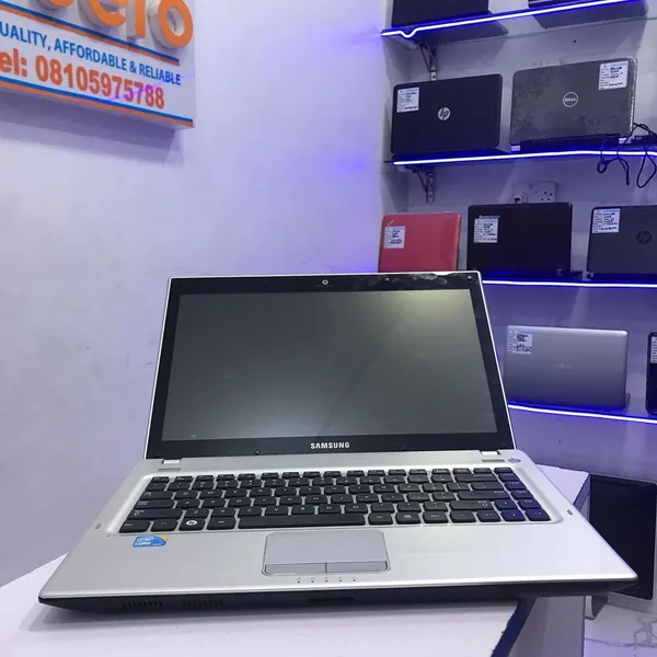 Samsung -Intel core i5 4GB Ram 500GB HDD Sharp Webcam Charger Included