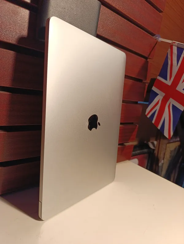 Apple MacBook Air 2015 Intel Core i7 (2.2GHz) 128GB SSD 8GB Ram Apple Logo Light