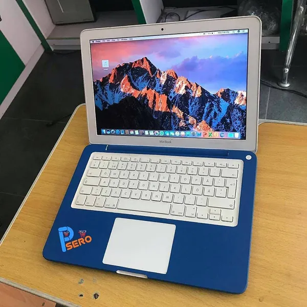 Apple MacBook Unibody Intel Core 2 5GB Ram 500GB Apple Light