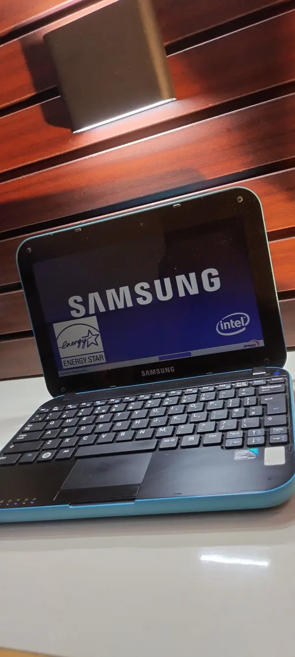 Samsung NP-N310 Laptop Computer Intel Atom 2GB Ram 160GB HDD 2.30GHz Processor Speed 11 inches