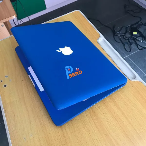 Apple Macbook Unibody, 250gb HDD 4gb Ram, Partitioned With Mac OS and Windows Operating System