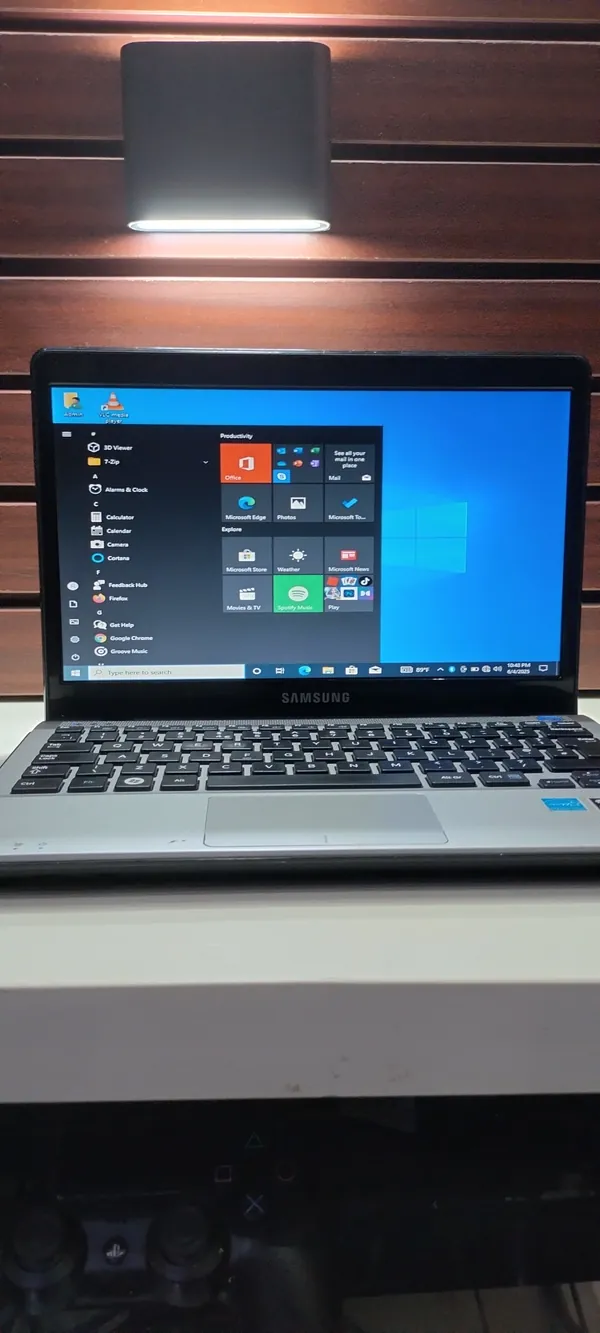 Samsung 305U1A AMD E-450 (Radeon) 500GB HDD 4GB Ram Windows 10 Pro( 64 bit ) 11