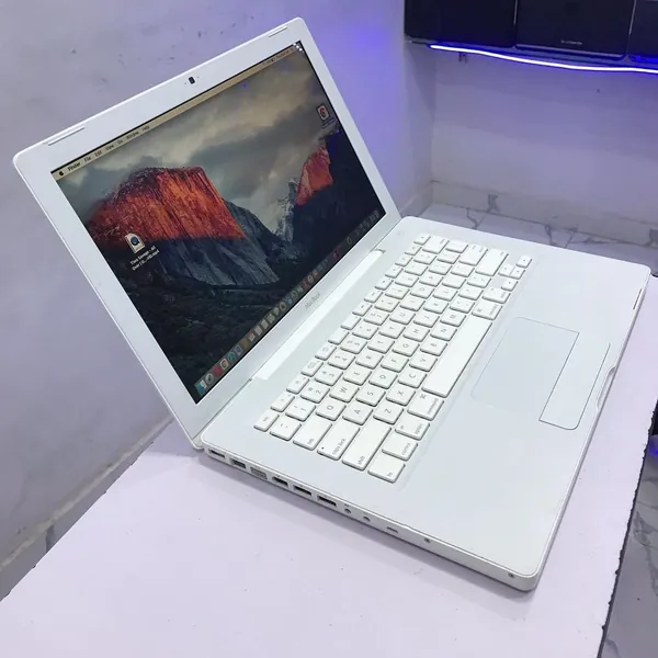 MacBook A1181 intel 4GB Ram 250GB HDD 2.4GHz Apple logo Light