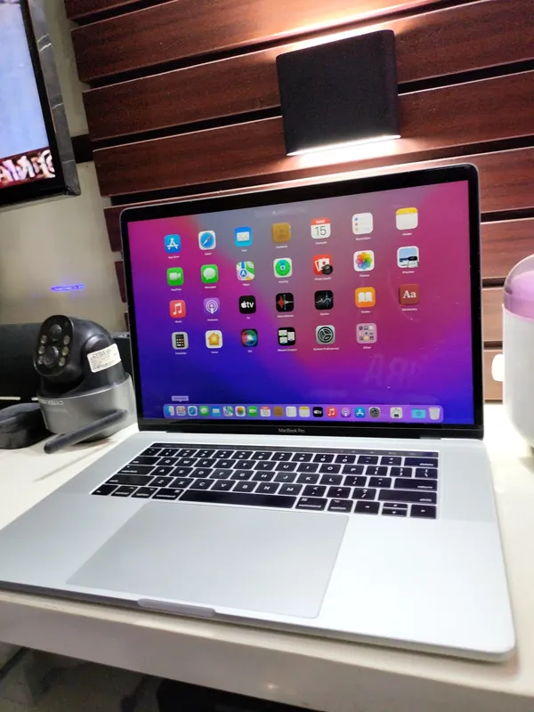 Apple MacBook Pro 2016 Intel Core i7 512GB SSD 16GB RAM 2GB Dedicated Graphics Touch ID Touch Bar Keyboard Light