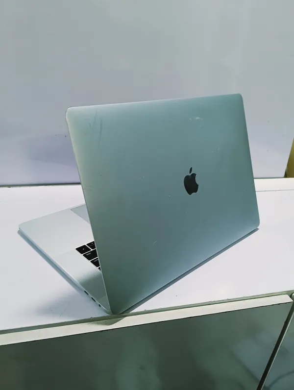 Apple MacBook Pro 2016 Touch Bar Core i7 512GB SSD 16GB Ram 15 Inch 4GB Dedicated