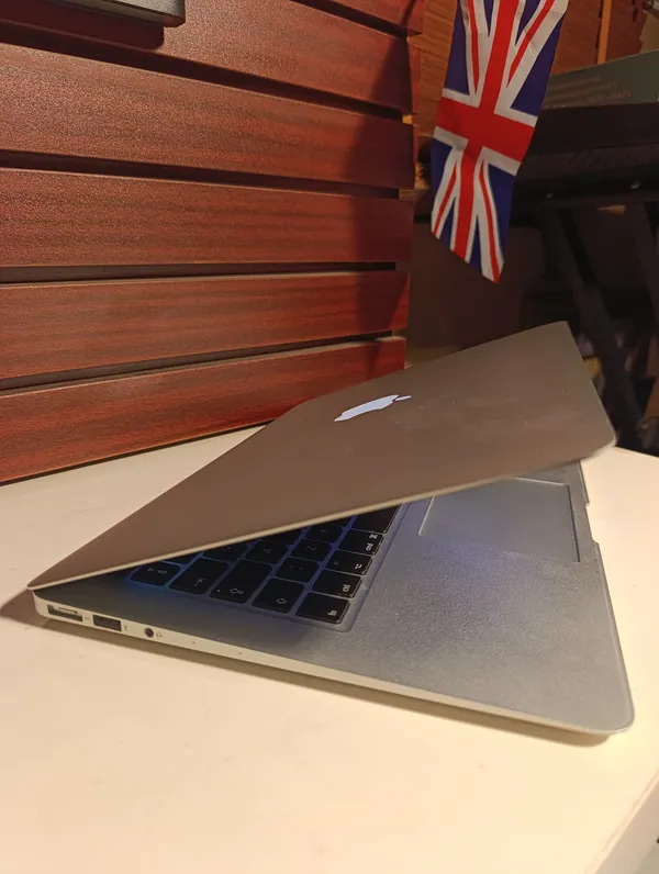 Apple MacBook Air 6,2 2013 Intel Core i5 (1.3GHz) 128GB SSD 4GB Ram Apple Logo Light