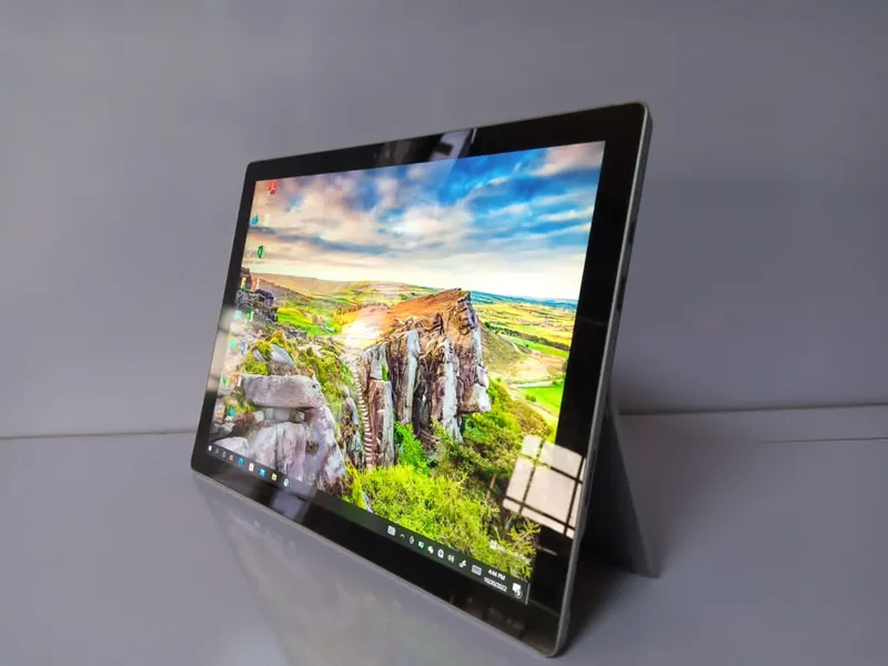 UK USED: Microsoft Surface Pro 4 Core i5 5th Gen 8GB Ram 256GB SSD Touchscreen Keyboard Light