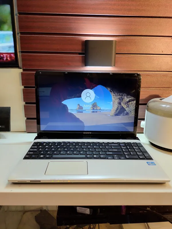 Sony VAIO SVE1512B1EW Core i3 4GB Ram 250GB HDD Windows 10 Pro