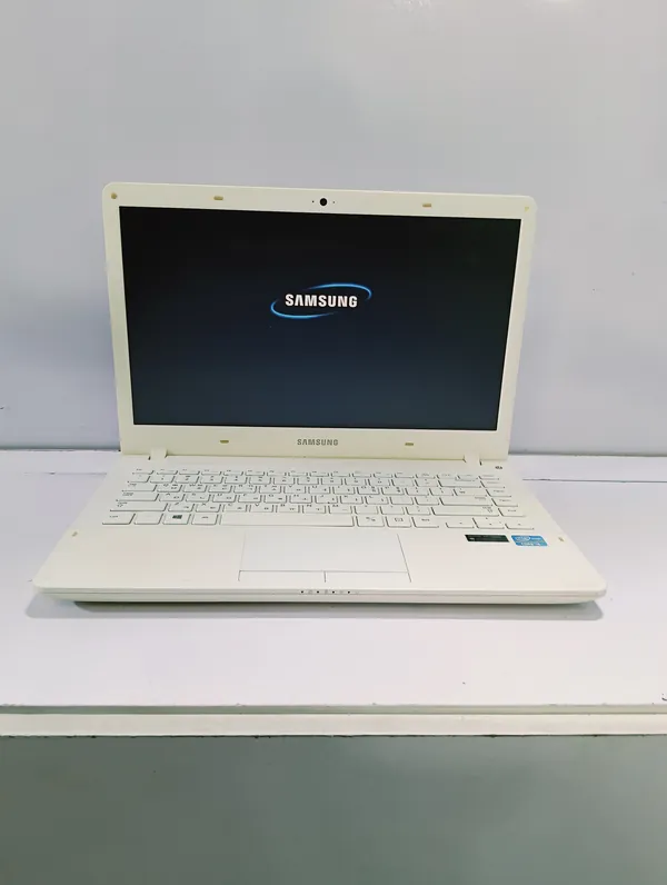 Samsung450R4E Core i5 3rd Gen 320GB HDD 8GB Ram 2GB Dedicated Graphics
